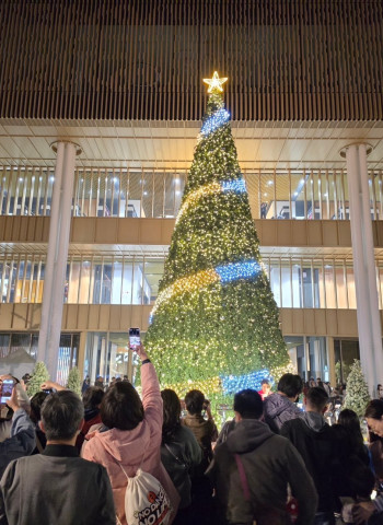 新總館聖誕樹首次嘗試綠能點燈，1/5前民眾可親自體驗運動發電