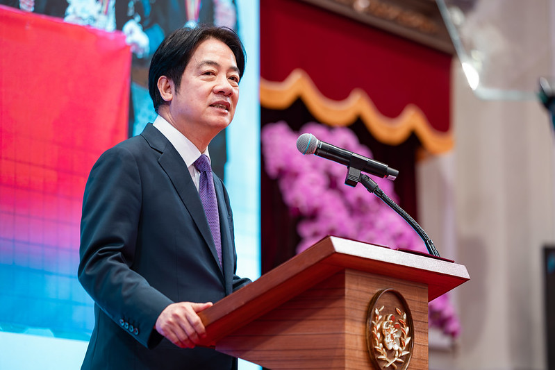 賴清德民調創新低，總統信任度36% 施政滿意度31%，學者對比蔡英文危機管理，呼籲立即行動