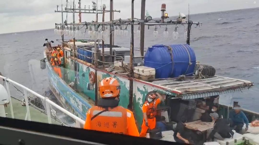 跨國偷渡鏈瓦解 海巡成功阻截越南偷渡客 全船39人依人口販運防制法移送法辦