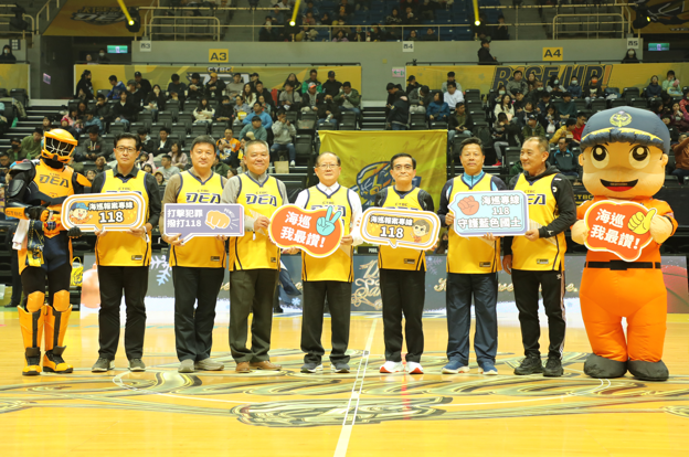 海巡署「118」專線成焦點！海巡署署長張忠龍與中信特攻籃球賽攜手宣導反毒