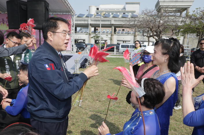臺南市長黃偉哲出席2025婦女節活動 致贈火鶴花感謝女性朋友的無私奉獻