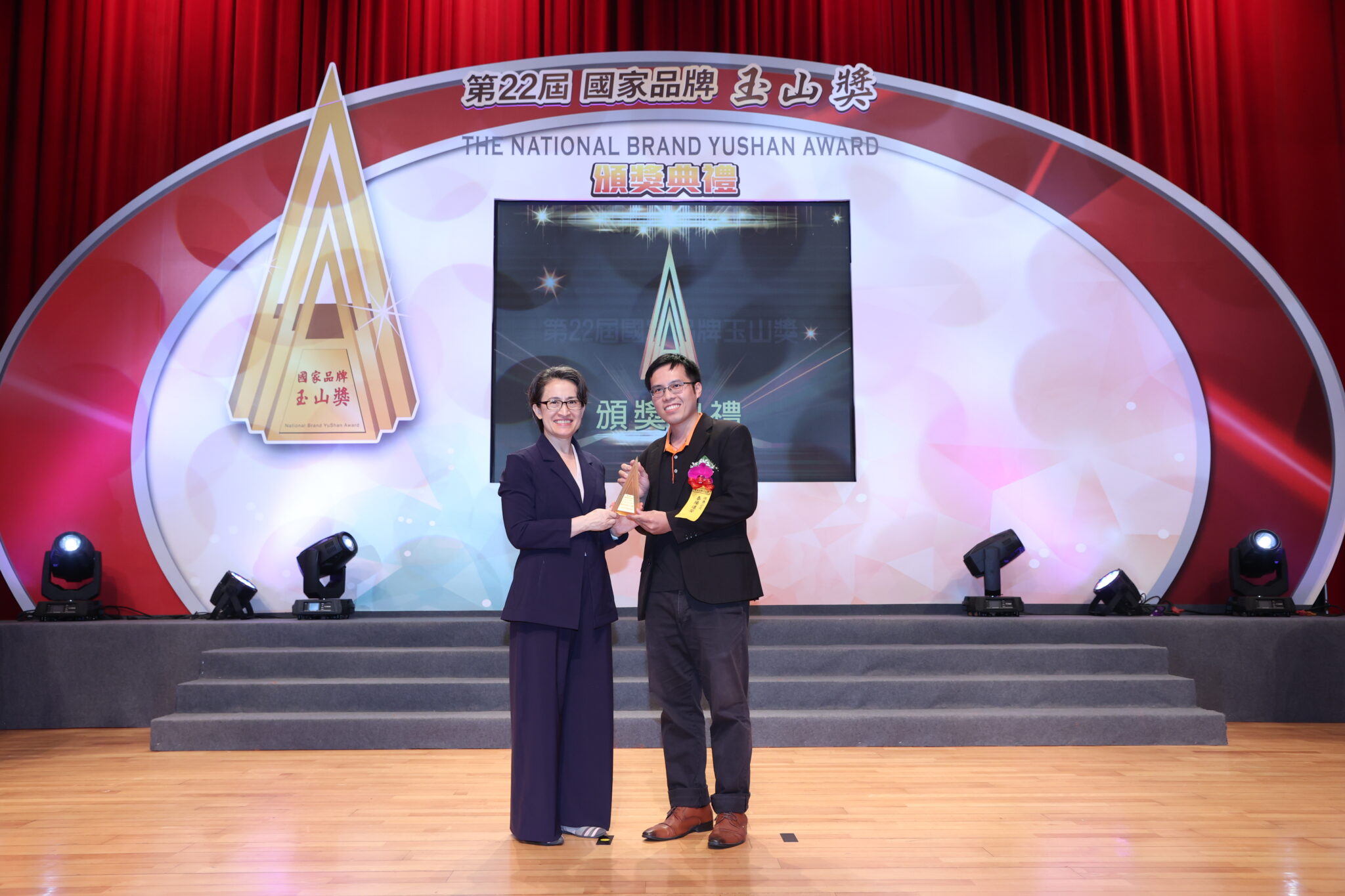 泰陽橡膠廠推動道路安全創新 獲臺中市傑出產業創獎肯定 多語系官網帶動海外詢單成長