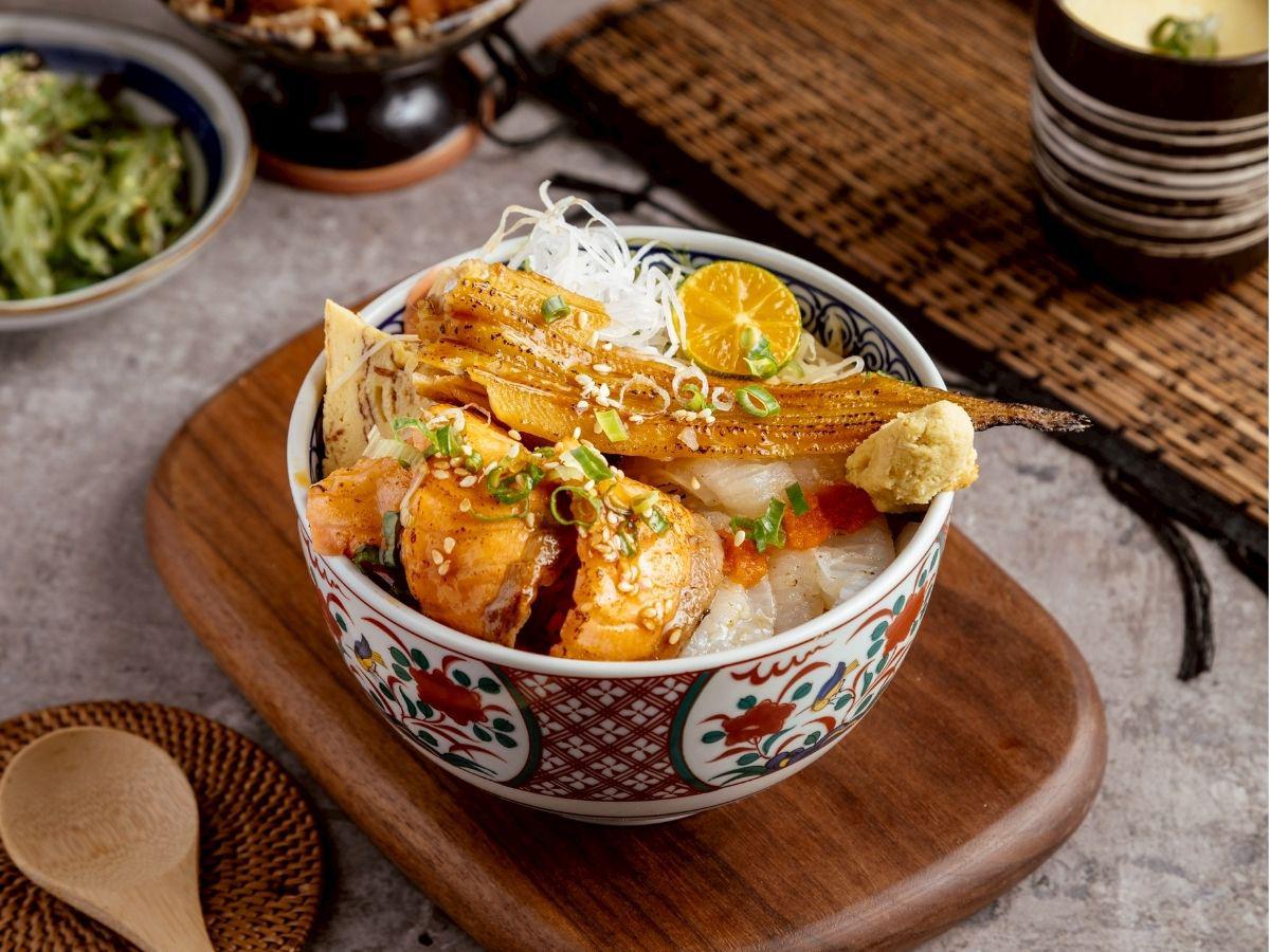 信義區人氣丼飯 炙燒香氣加平價份量 讓人一吃就成主顧