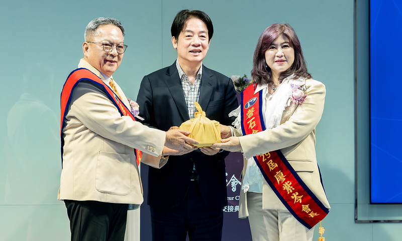 賴清德總統出席磐石會會長交接典禮 提醒政府積極因應國際變局 並期勉國人攜手共進合作