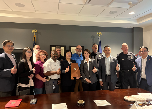 世警消運動會臺灣代表團拜會美國執法機構　臺美警政首長座談熱絡打造跨國合作新模式