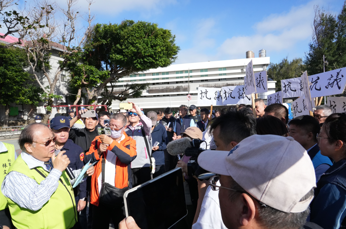 澎湖垃圾危機全面爆發！紅羅掩埋場火警長時間延燒　縣長陳光復喊話加速焚化爐興建、降低外運依賴救民怨