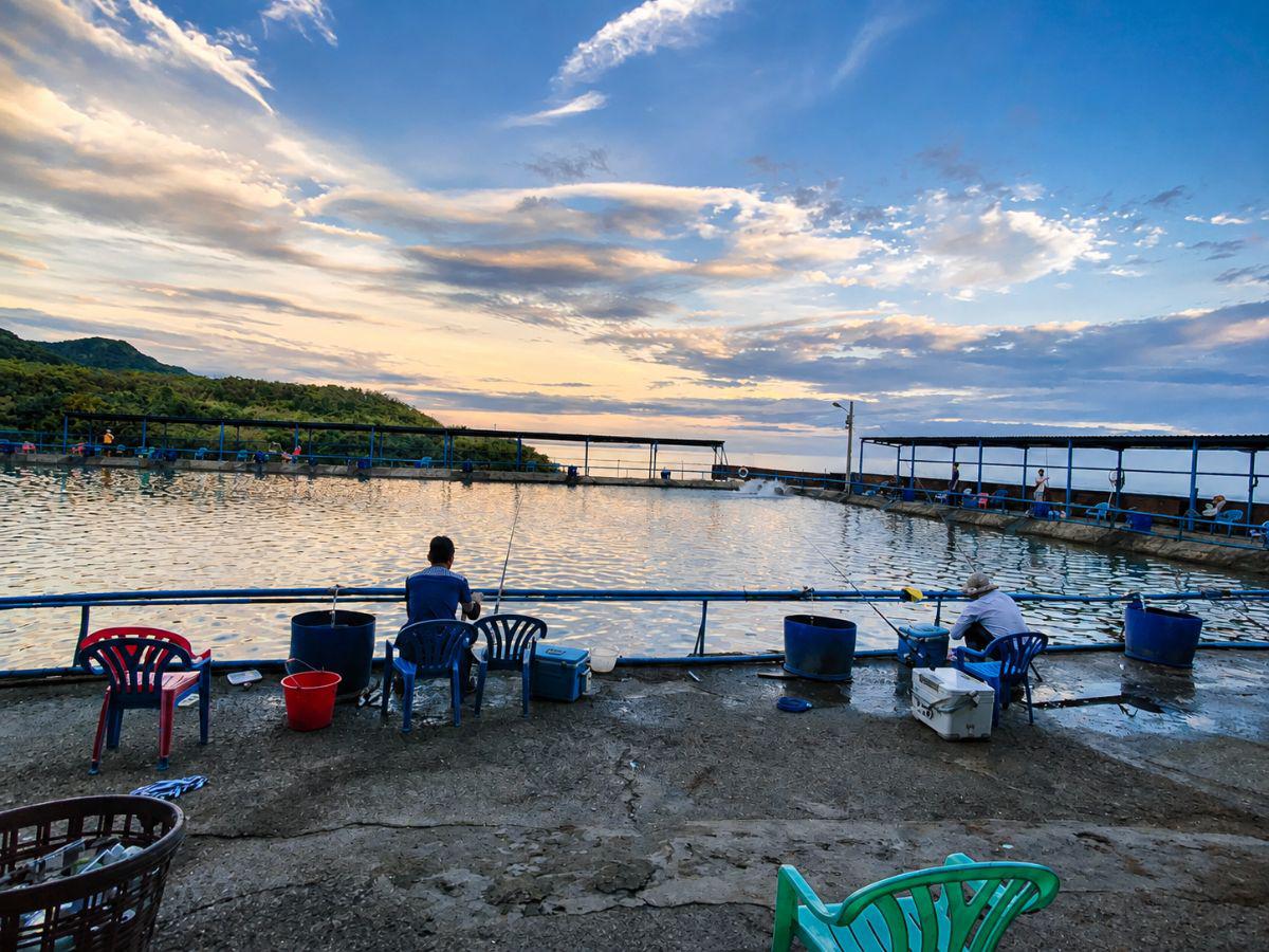 走進新北八里海釣場 考驗釣客看標技巧與搏魚技術 感受純海水池釣大物試煉場