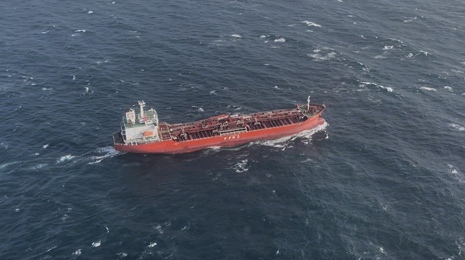 海上生命搶救實錄：臺籍化學輪船員身體不適，海巡署空勤15分鐘完成吊掛送醫