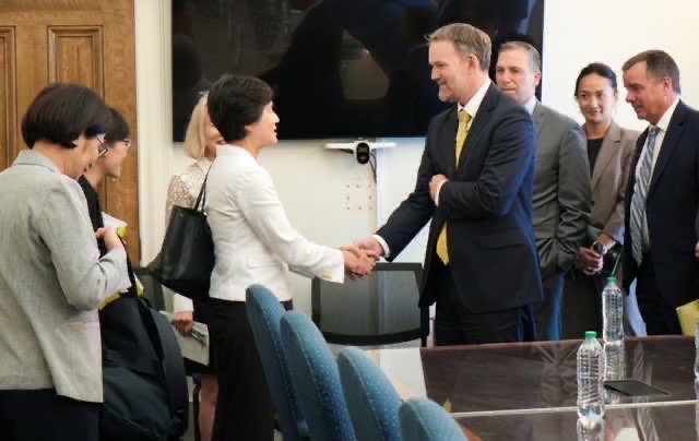 行政院公布臺美關稅談判會面照片 嚴正駁斥媒體散布的虛假報導內容