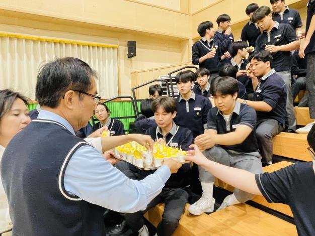 平澤高中生愛上臺南鳳梨臺南市長黃偉哲　赴韓國校園推廣臺南農產