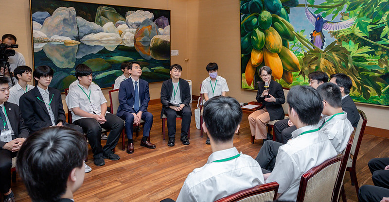 蕭美琴副總統接見成功高中師生　強調積極參與公共事務深化學習體驗