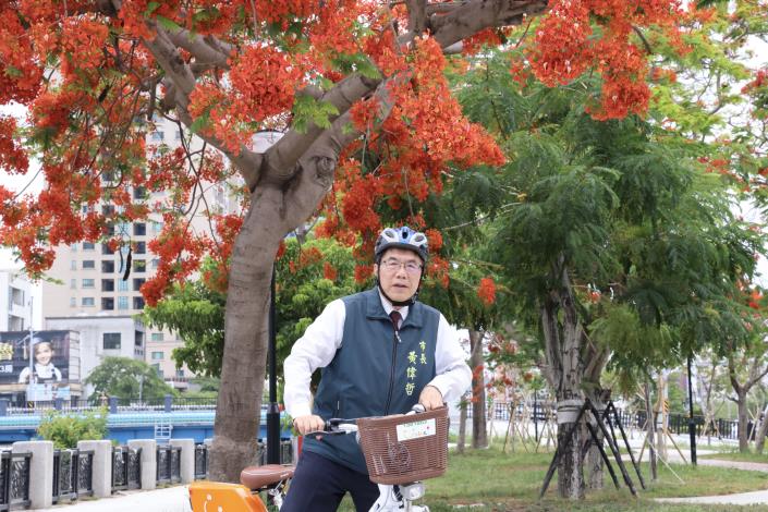 騎YouBike賞火紅花海　百年好河迎初夏！臺南市長黃偉哲騎單車漫遊安平運河　邀民眾體驗低碳賞鳳凰花微旅行