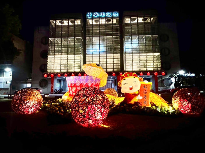 「金蛇獻瑞」春節燈飾亮相臺南市民治廣場，傳統與現代相融「蛇宓隆發」濃濃過年氣氛