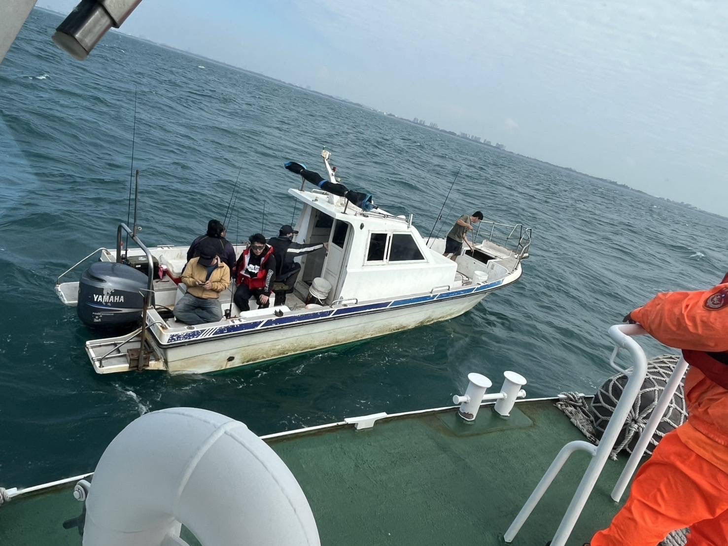 自用小船失去動力漂流海上 臺南海巡署艦隊緊急拖救回港 五人安全返港