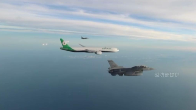 空軍F-16V伴飛！臺灣棒球英雄12強奪冠 凱旋盛況震撼全球！