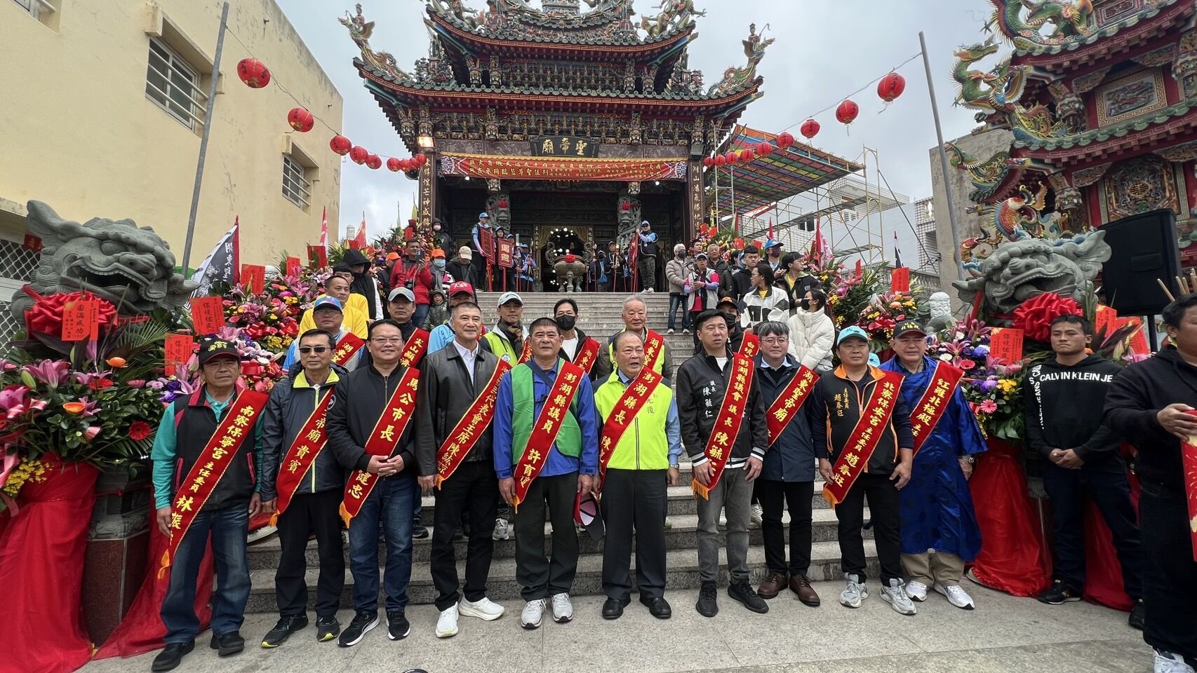 澎湖湖東聖帝廟遶境活動熱鬧登場，陳光復縣長點馬炮祈福保平安