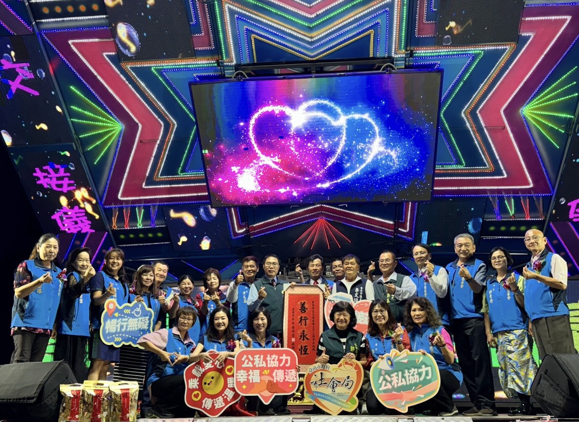 安定慈善會三度捐贈復康巴士　黃偉哲感謝共創無礙城市