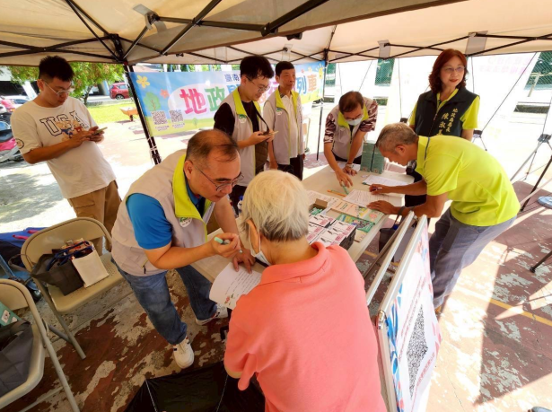 臺南市白河地政攜手巡迴醫療隊 走入偏鄉宣導地政服務與防詐資訊