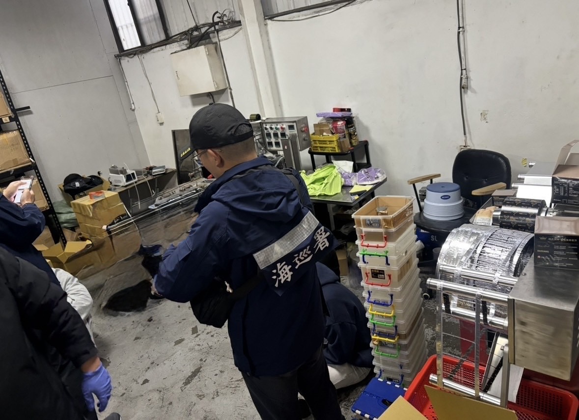 海巡署重拳出擊　破獲近期最大電子煙分裝場　查扣1.6噸煙油　市值高達2.4億元，新北鐵皮工廠成據點