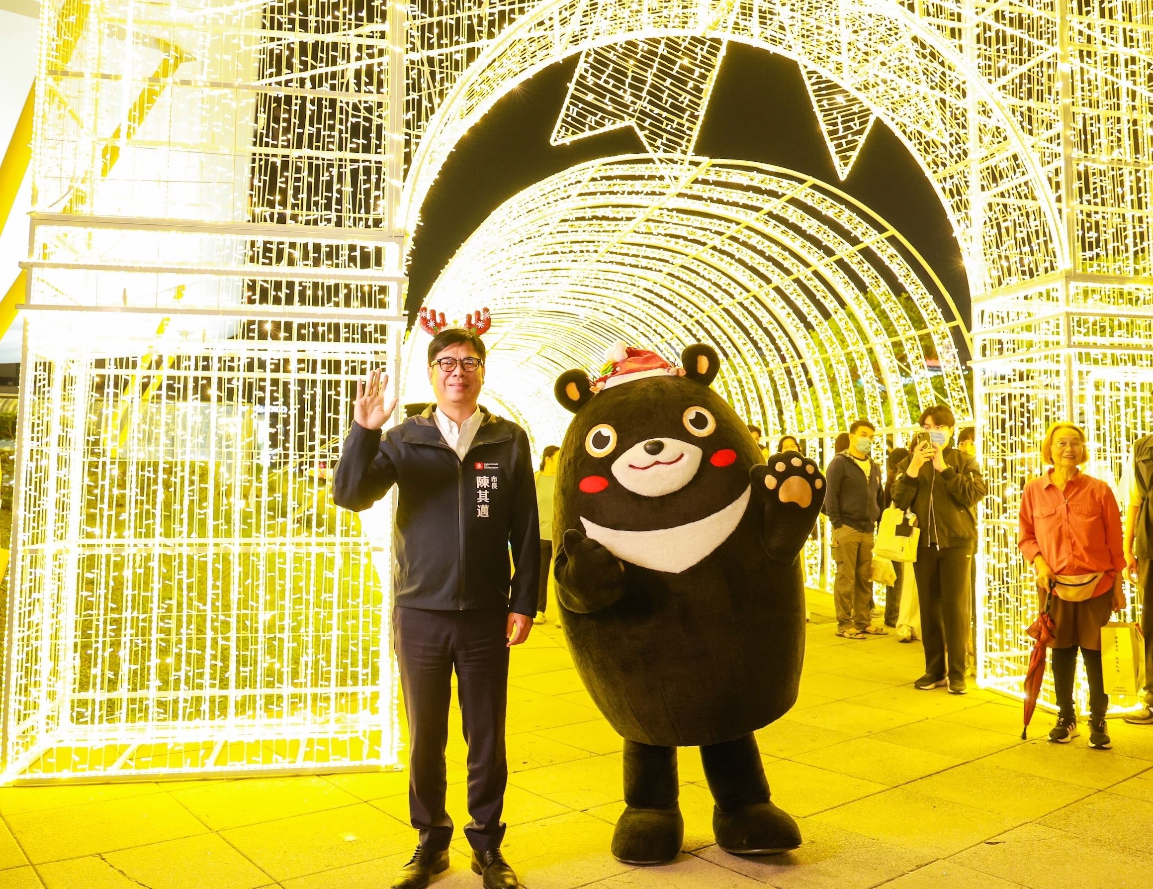 高雄市長陳其邁點亮高雄永恆星冠聖誕樹 高雄聖誕生活節正式登場，聖誕小鎮市集與音樂表演熱鬧開啟