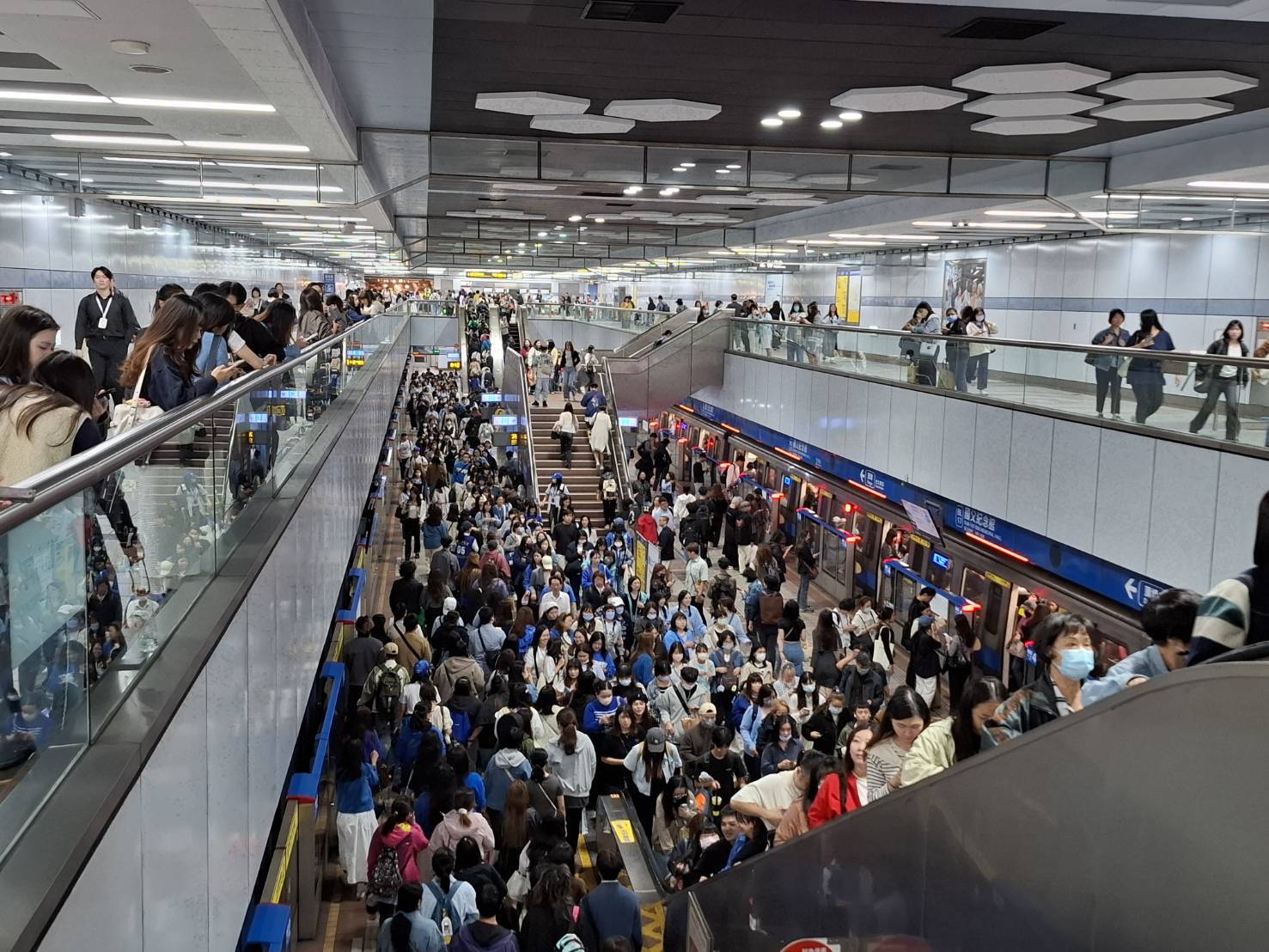 Super Junior 大巨蛋開唱引爆藍海潮，北捷即時加派列車疏運，歌迷散場安全不漏接