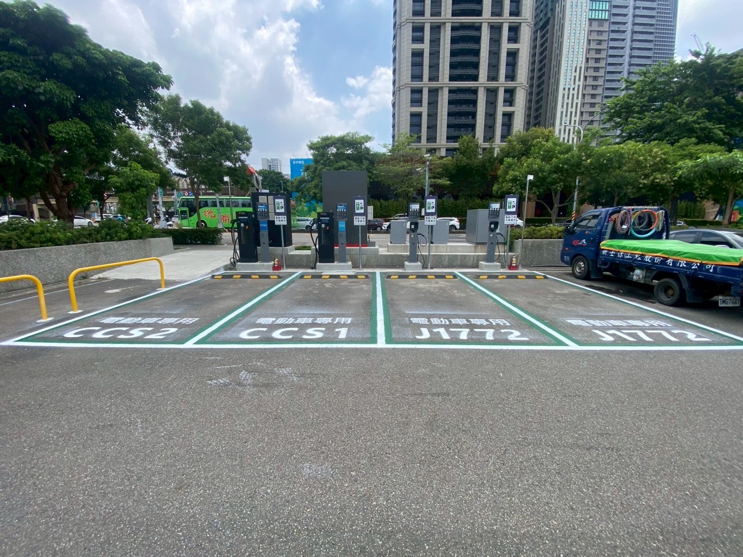 公有停車場充電便利升級！臺中市公有停車場持續增設電動車充電設備，APP查詢即時空位與剩餘電量