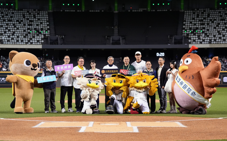 大巨蛋棒球場見證調查局號召熱血球迷加入「群鷹會、全民齊防詐」反詐騙宣導行列