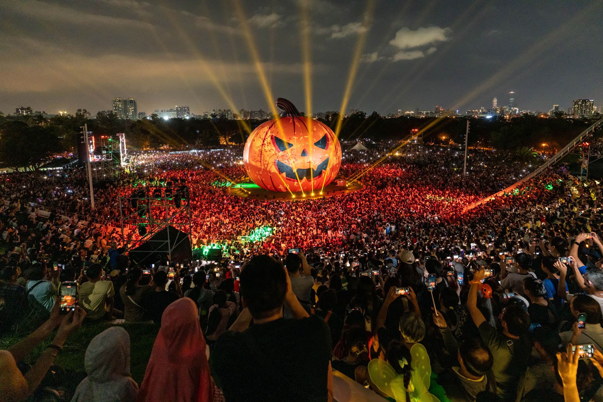 高雄萬聖節2025盛大登場 首度移師衛武營 市長陳其邁「地味」造型驚喜現身嗨翻全場