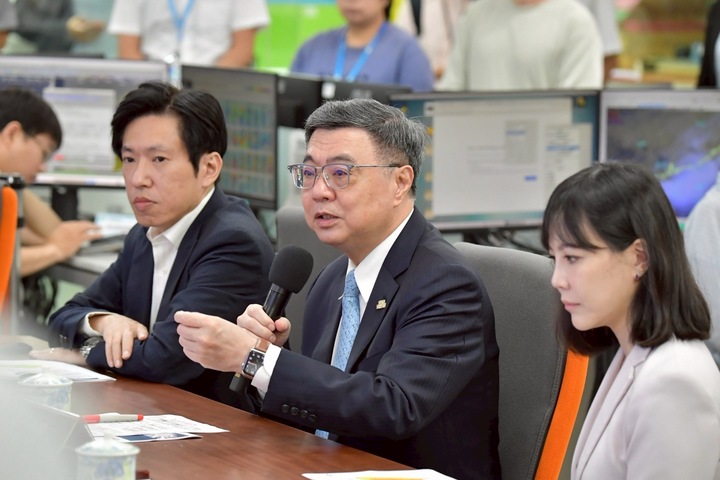 赴中央氣象署關切梅雨情勢　行政院長卓榮泰強調秉持「最高警覺、最快應變」全力防災