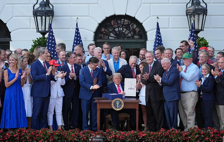 白宮國慶典禮見證歷史，川普簽署里程碑「美麗大法案」改寫美國經濟格局