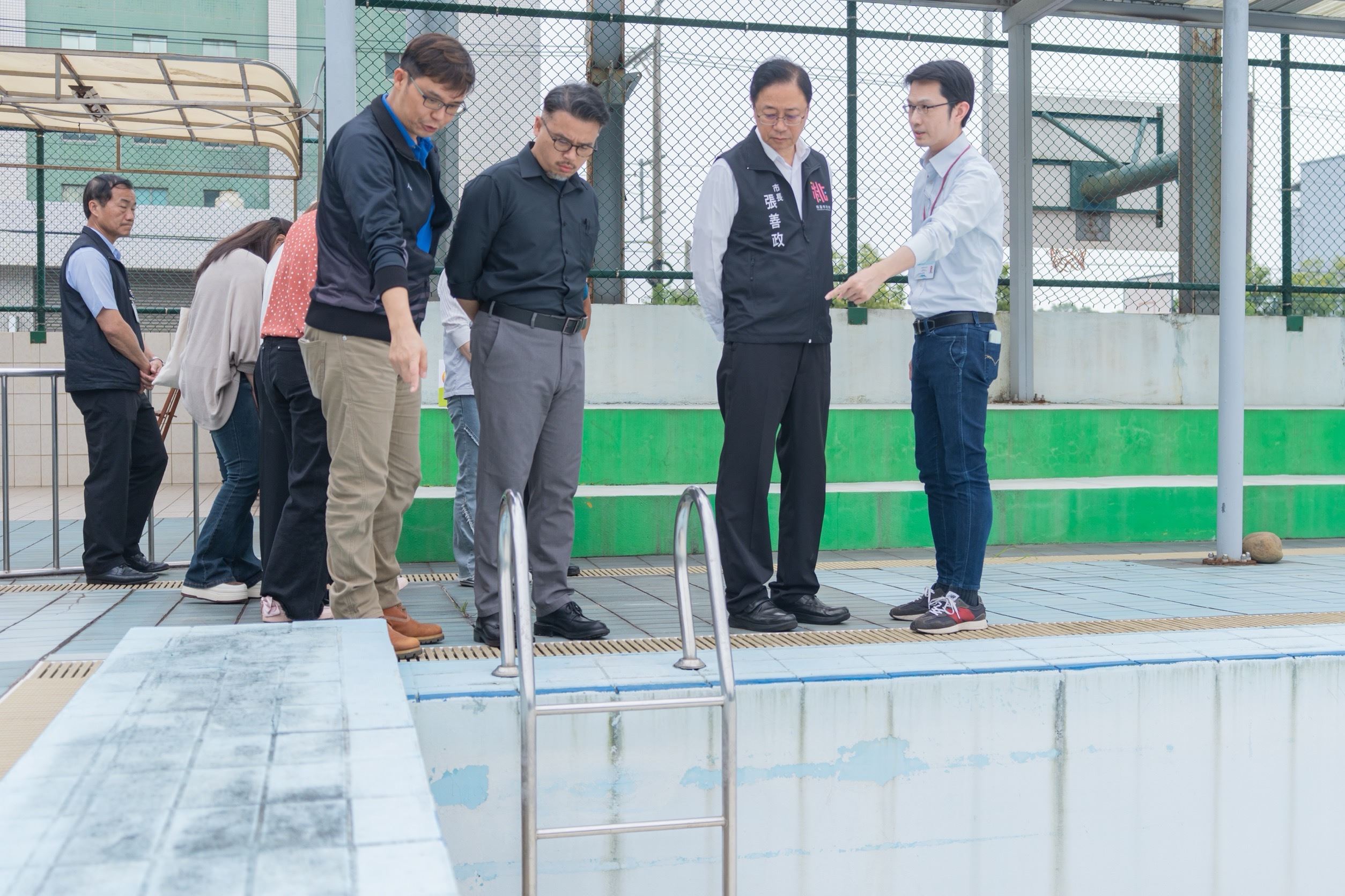 桃園市長張善政視察停用35年平鎮游泳池　拍板改建複合式社會住宅納運動設施