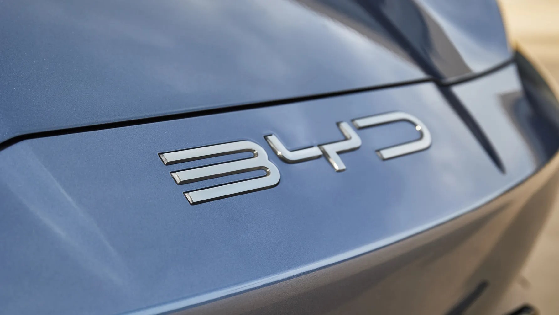 比亞迪推出全新兆瓦級閃充技術 5分鐘充電可續航400公里