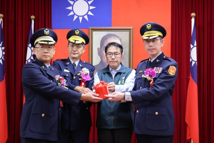 臺南警察局新任、卸任分局長與大隊長聯合交接典禮登場，臺南市長黃偉哲盼新任團隊共同守護城市安全