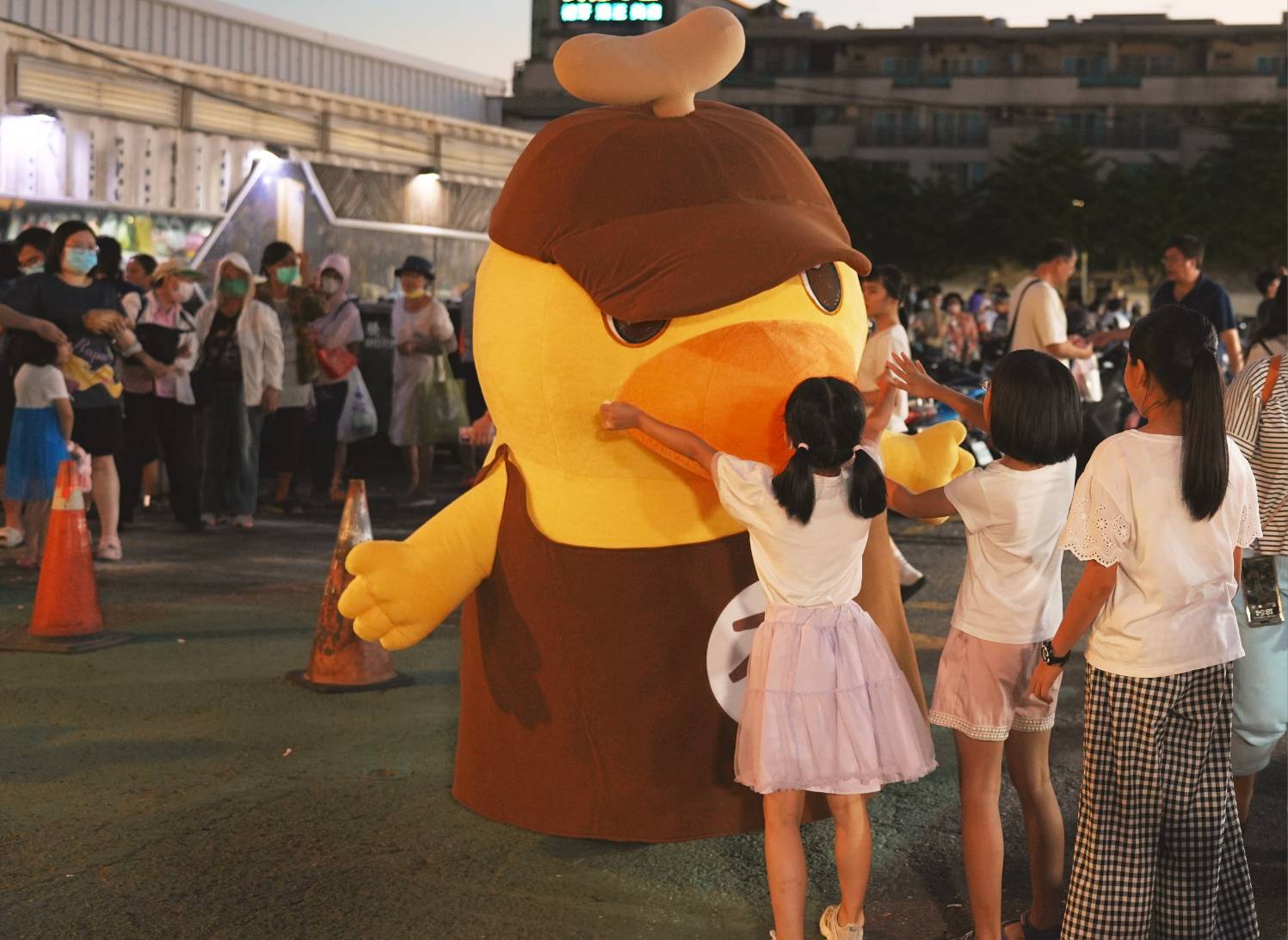 臺南夜奇鴨出任務嗨翻花園夜市 市府舉辦行銷活動加碼銅板券 限量小禮人潮爆棚