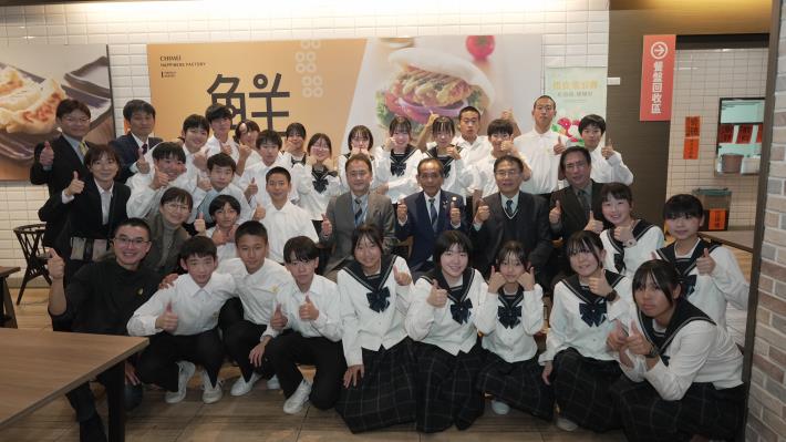 友誼市交流成果展現　臺南市長黃偉哲陪同阿部賢一町長率友誼市群馬縣水上町教育旅行團師生體驗臺南人文風情