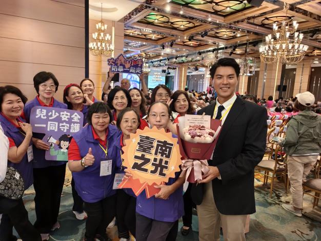 臺南市家防中心志工隊榮獲全國績優團隊肯定，黃偉哲市長致贈花束讚揚志工夥伴長期投入防暴、防性侵及家庭安全工作