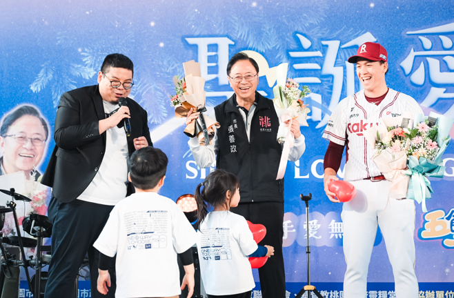 桃園耶誕公益再升溫！「聖誕愛傳頌」活動送暖弱勢家庭，張善政市長感謝企業與市民支持