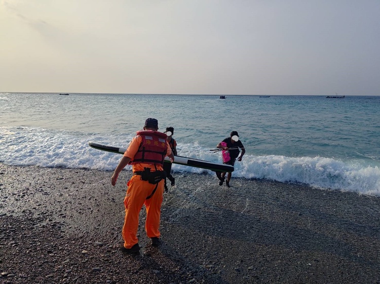 臺東三和外海SUP翻覆意外　海巡署聯手漁民即刻救援脫困