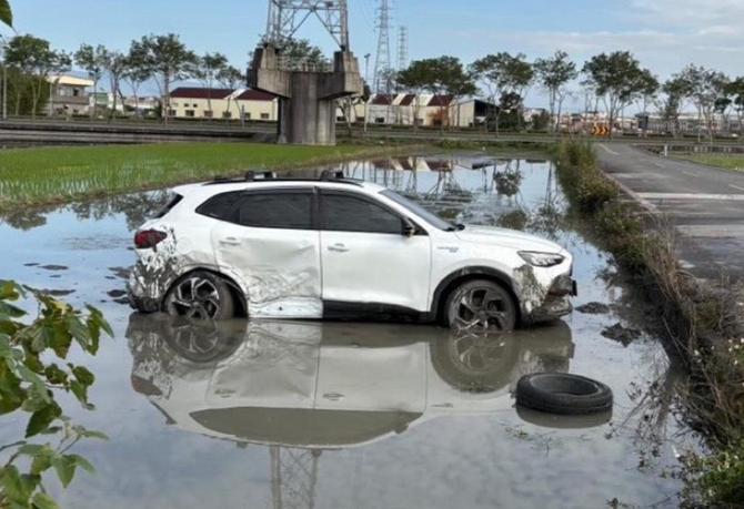 宜蘭路口劇烈碰撞！兩車相撞，白色轎車被撞飛出車道，乘客重傷送醫