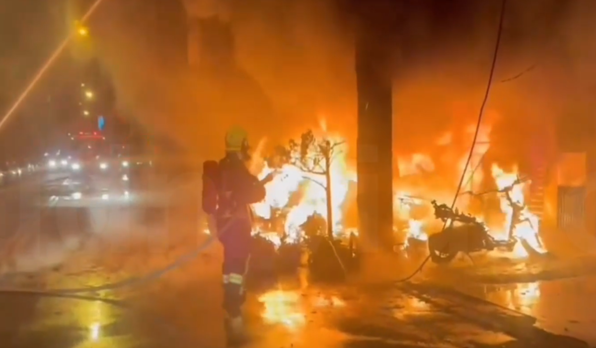 火光沖天！宜蘭機車行突發爆炸 4間店燒毀 9人受困送醫