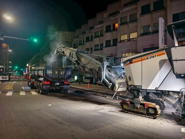臺南市政府雙重機制因應瀝青短缺　優先供應道路修補保障行車安全