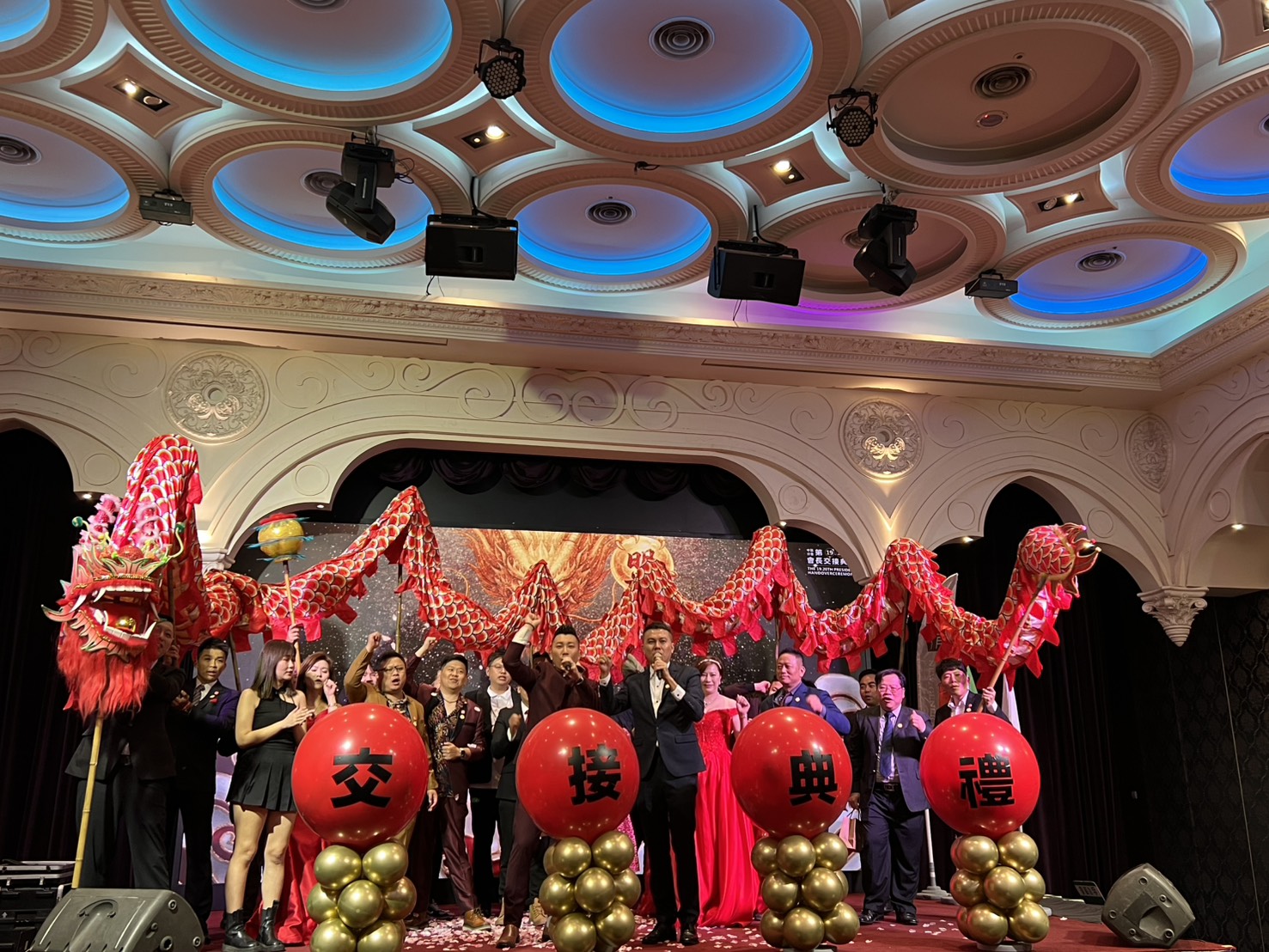 見證傳承時刻，2026年台灣連鎖加盟促進協會中區會長交接儀式暨感恩晚宴12月16日順利完成，新任會長柳景耀接任、致敬卸任會長陳冠霖