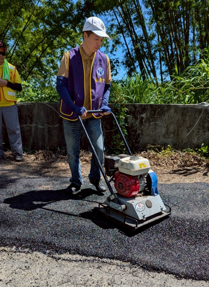 臺南國際同際會永康同濟會攜手友會補路，烈日下齊心鋪路為民串聯希望