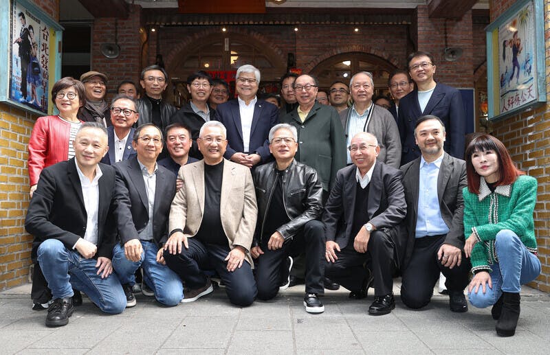 Team Taiwan高喊響徹臺北！黃仁勳旋風訪臺3天，與科技大老齊聚合影