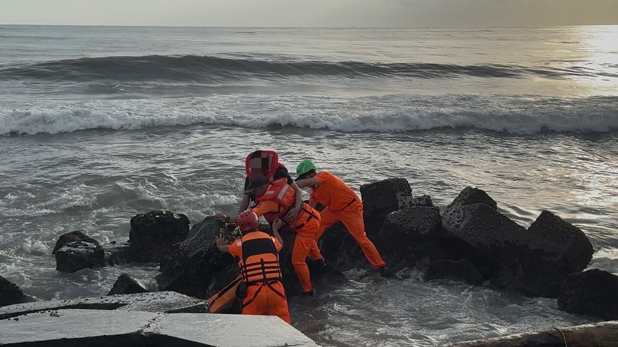 驚魂瞬間！臺南黃金海岸海象突變　戲水民眾被浪捲　海巡署急救援