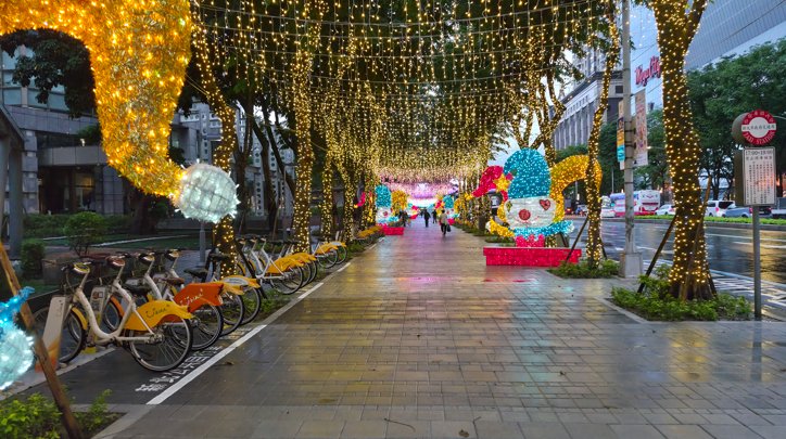 新北市府廣場周邊人行道翻新完工 歡樂耶誕城增添城市亮點，460公尺人行道全面升級