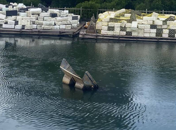 舢筏沉船變運河焦點！臺南健康路航道船尾浮出水面2個月 市議員李啟維促市府儘速處理