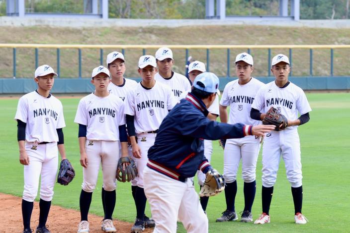 韓國樂天巨人滿意亞太國際棒球訓練中心環境 黃偉哲樂見巨人隊指導臺南三級棒球球員
