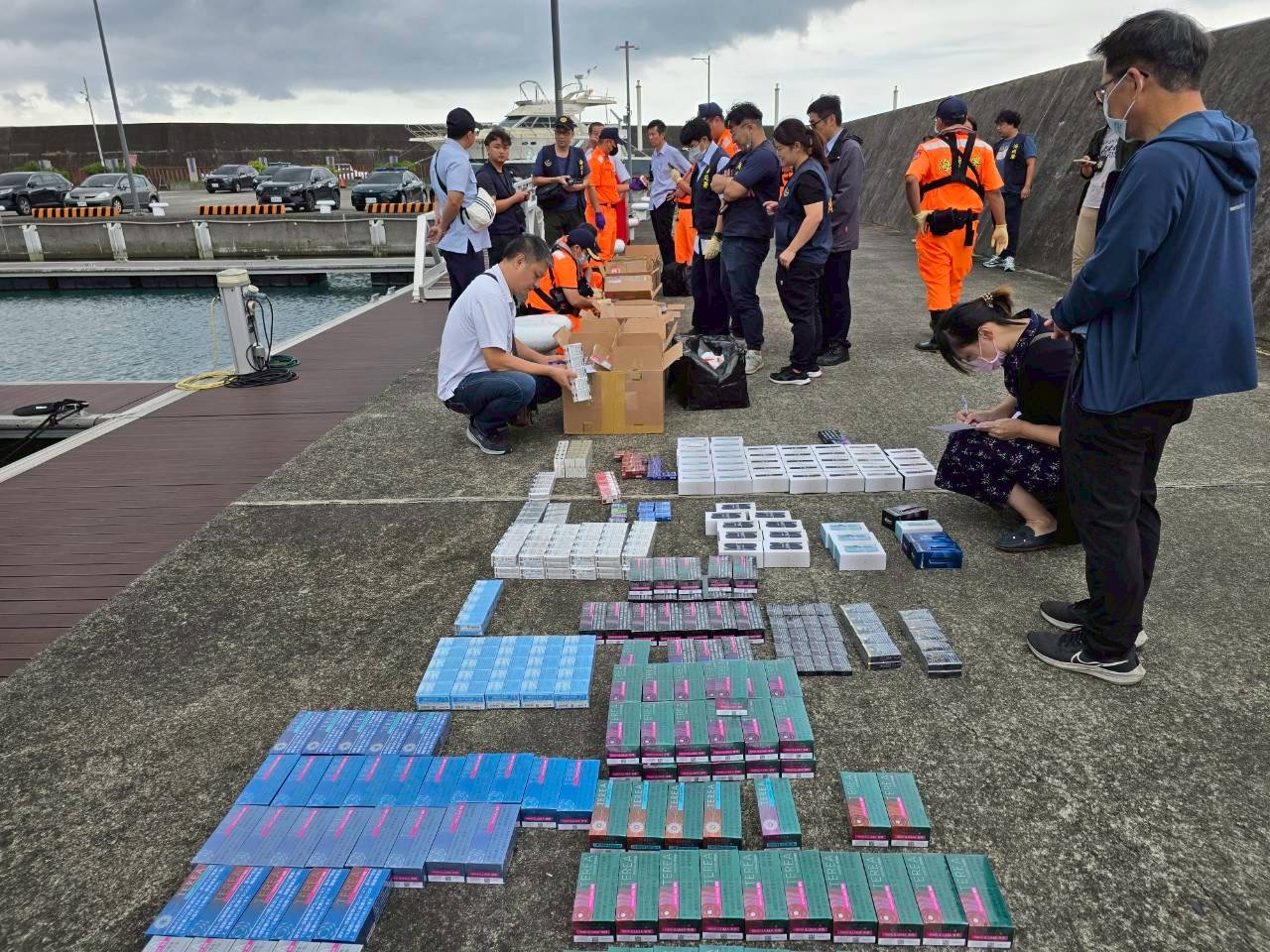 跨機關合作展成效 海巡署、海關聯手破獲烏石港遊艇走私加熱菸，查扣12,389包與相關器具