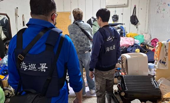 海巡板橋掃毒實錄：嫌犯丟毒品企圖逃逸仍難逃法網 全程蒐證與現場抓捕曝光